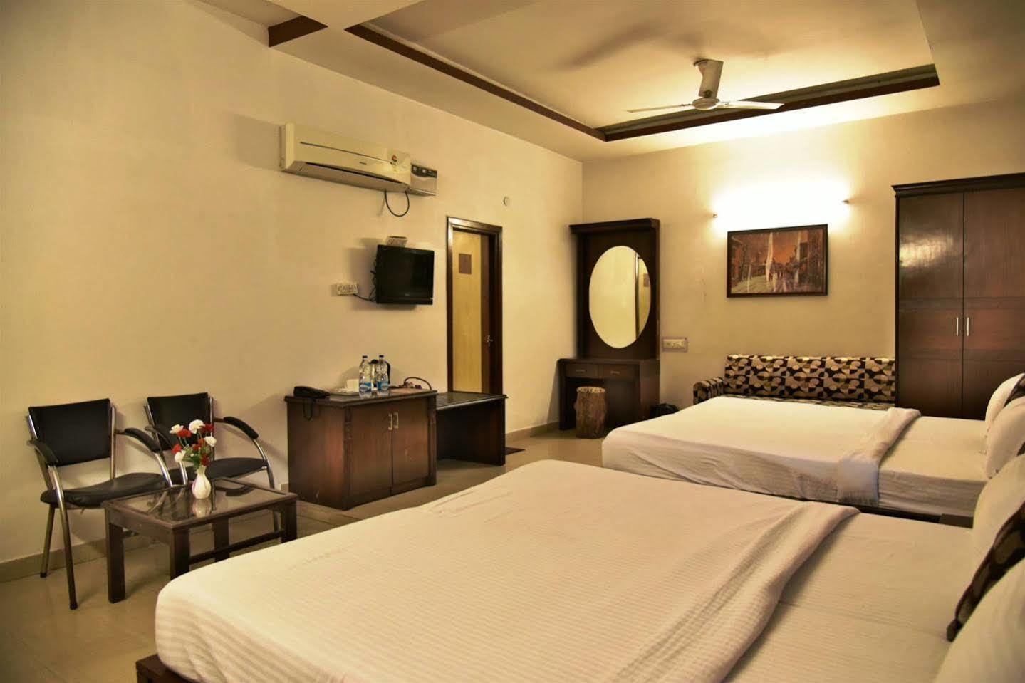 אמריצר Hotel Hk Continental מראה חיצוני תמונה