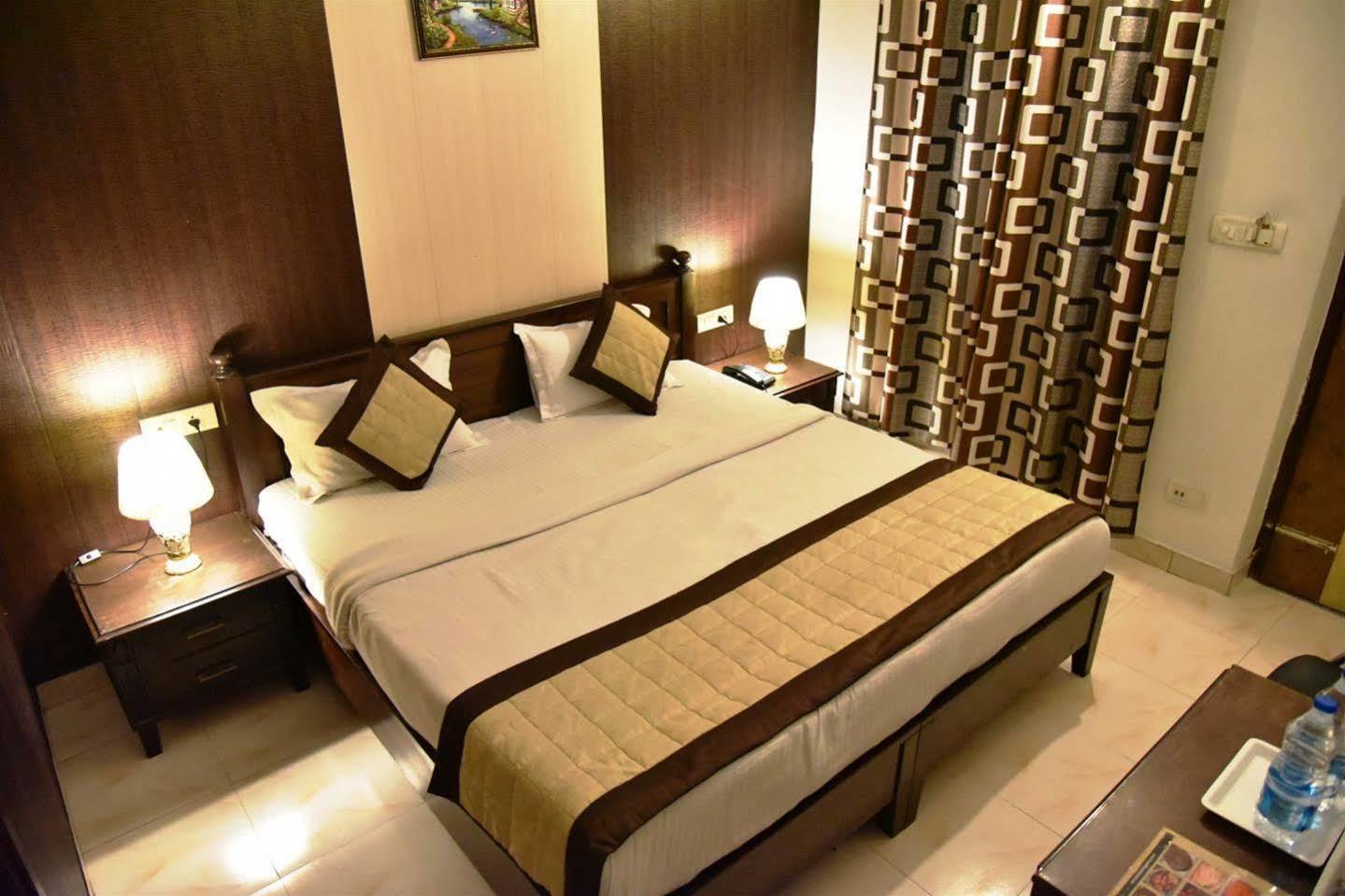 אמריצר Hotel Hk Continental מראה חיצוני תמונה