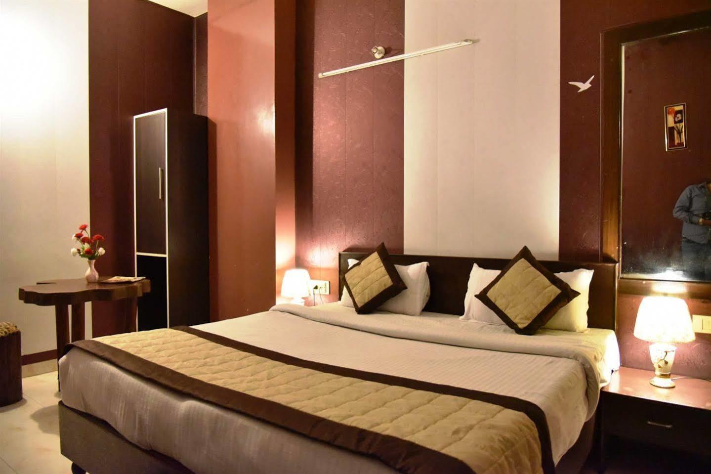 אמריצר Hotel Hk Continental מראה חיצוני תמונה