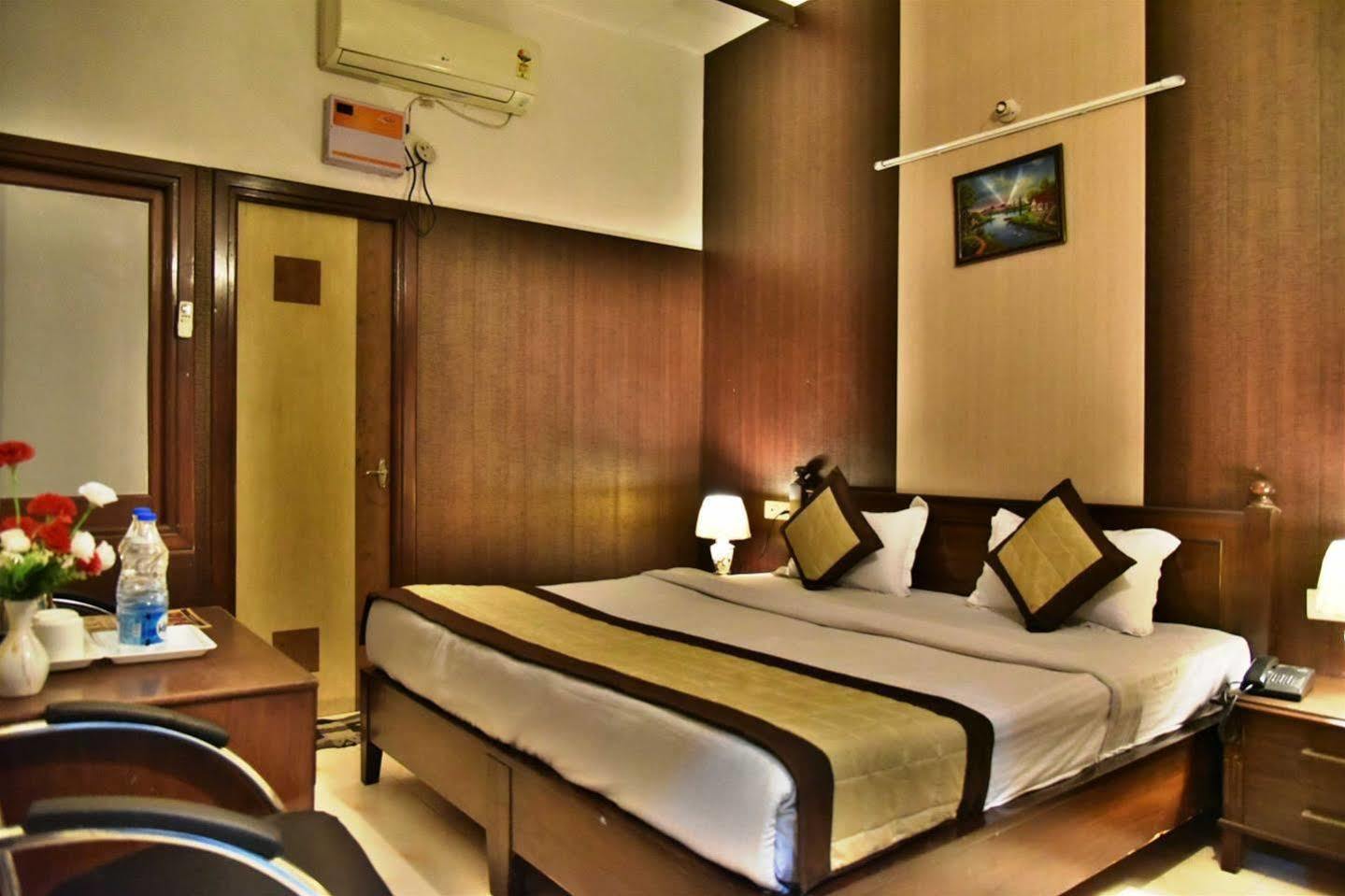 אמריצר Hotel Hk Continental מראה חיצוני תמונה