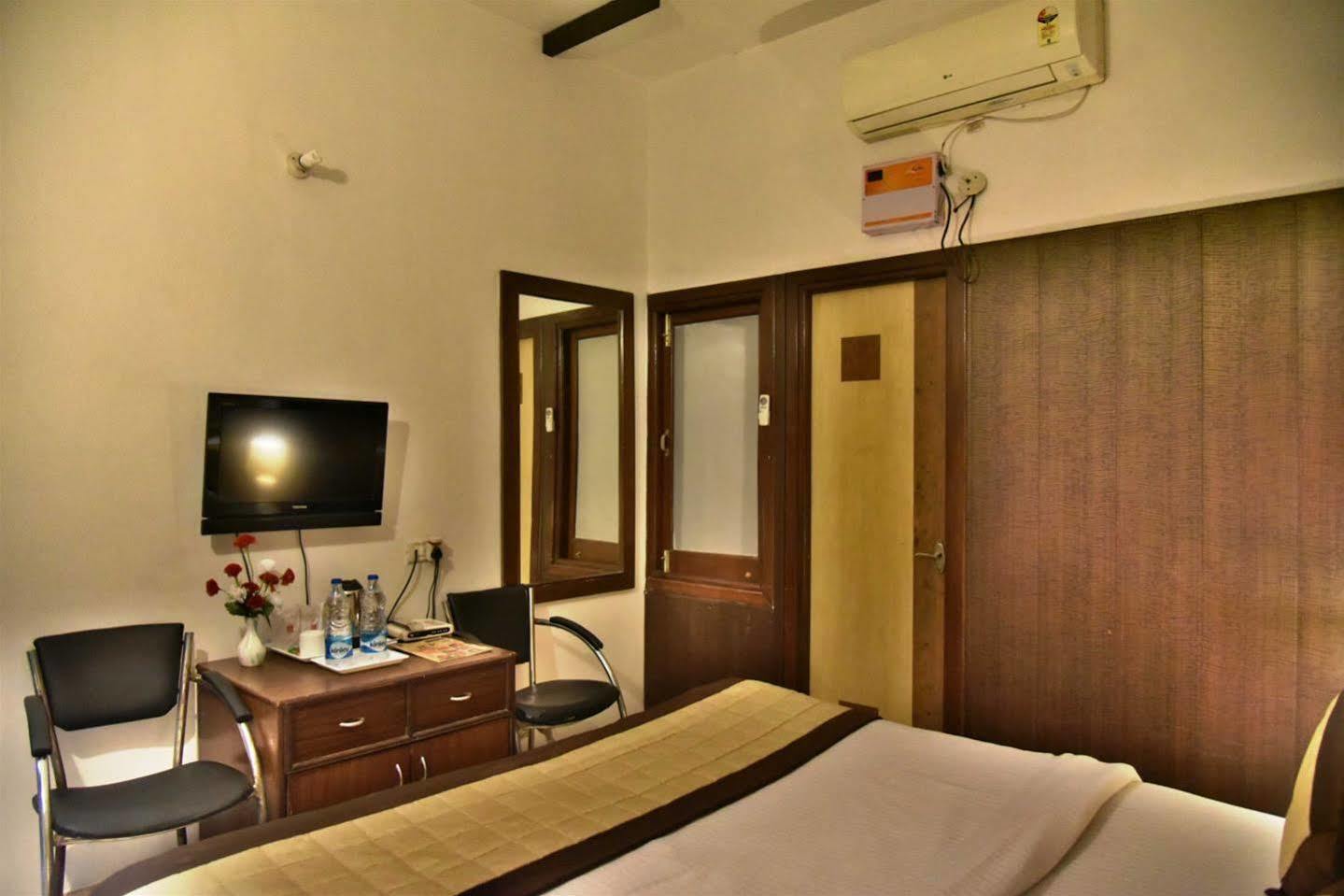 אמריצר Hotel Hk Continental מראה חיצוני תמונה